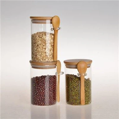 Posode iz steklenih kozarcev z žlico iz bambusa