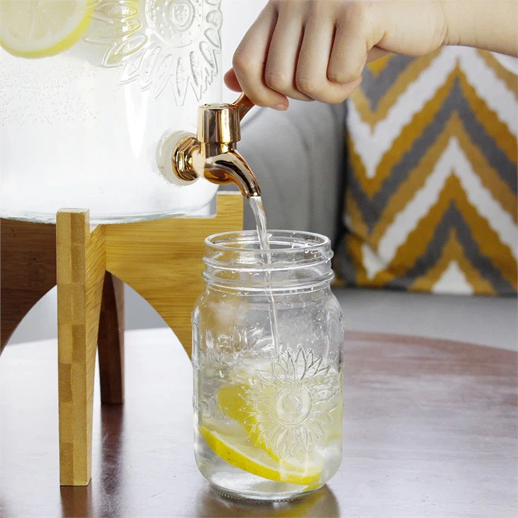 Mason Jar s pokrovi in ​​trakovi